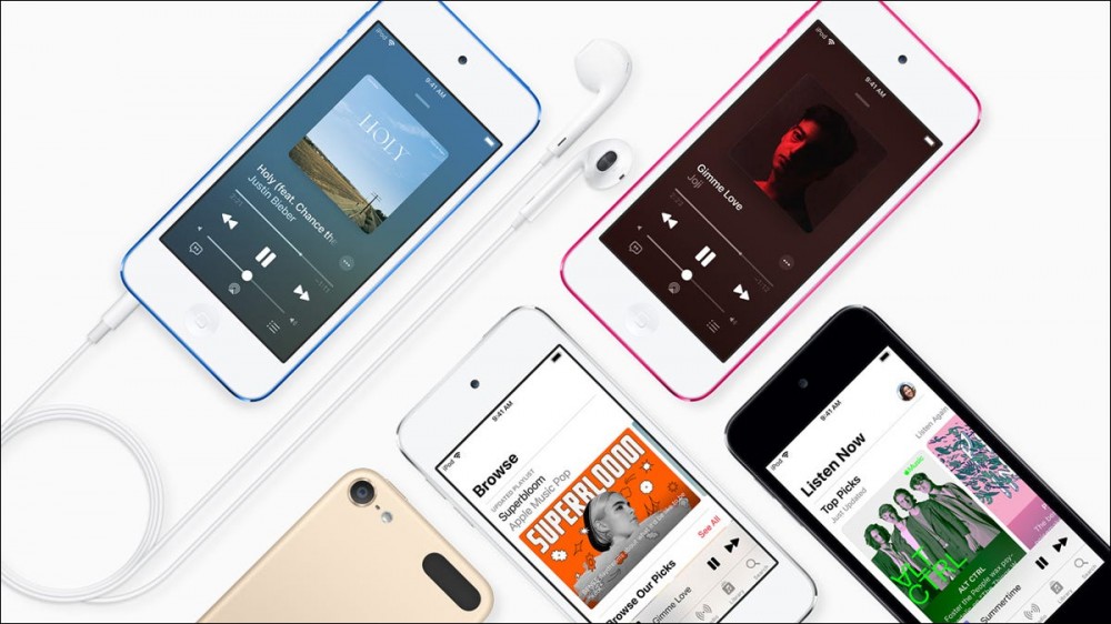 Photo of several iPod Touch players with apps open