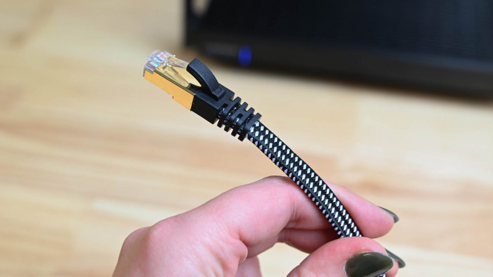 Person holding the DanYee Braided Cat 7 Cable