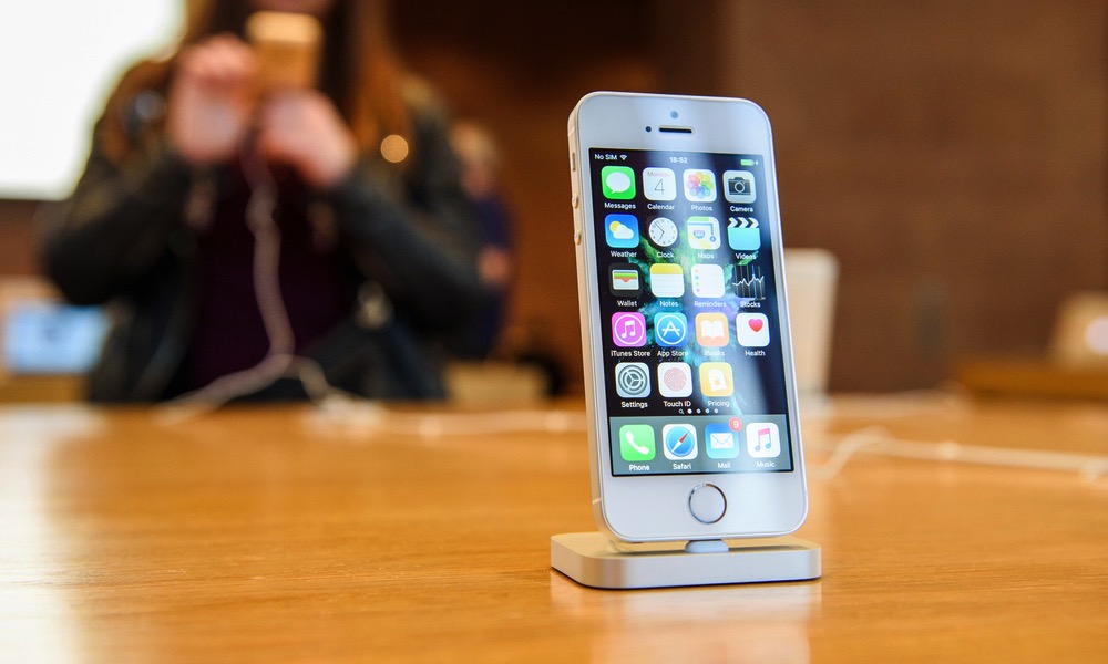 iPhone 5s or SE at Apple Store